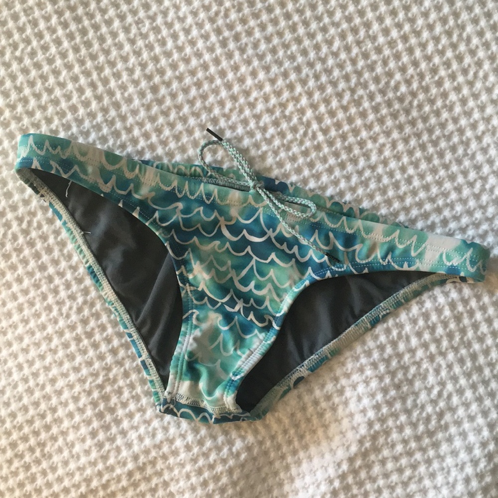 Jolyn (x Mallyce) Wavy Medium European Bikini Bottoms